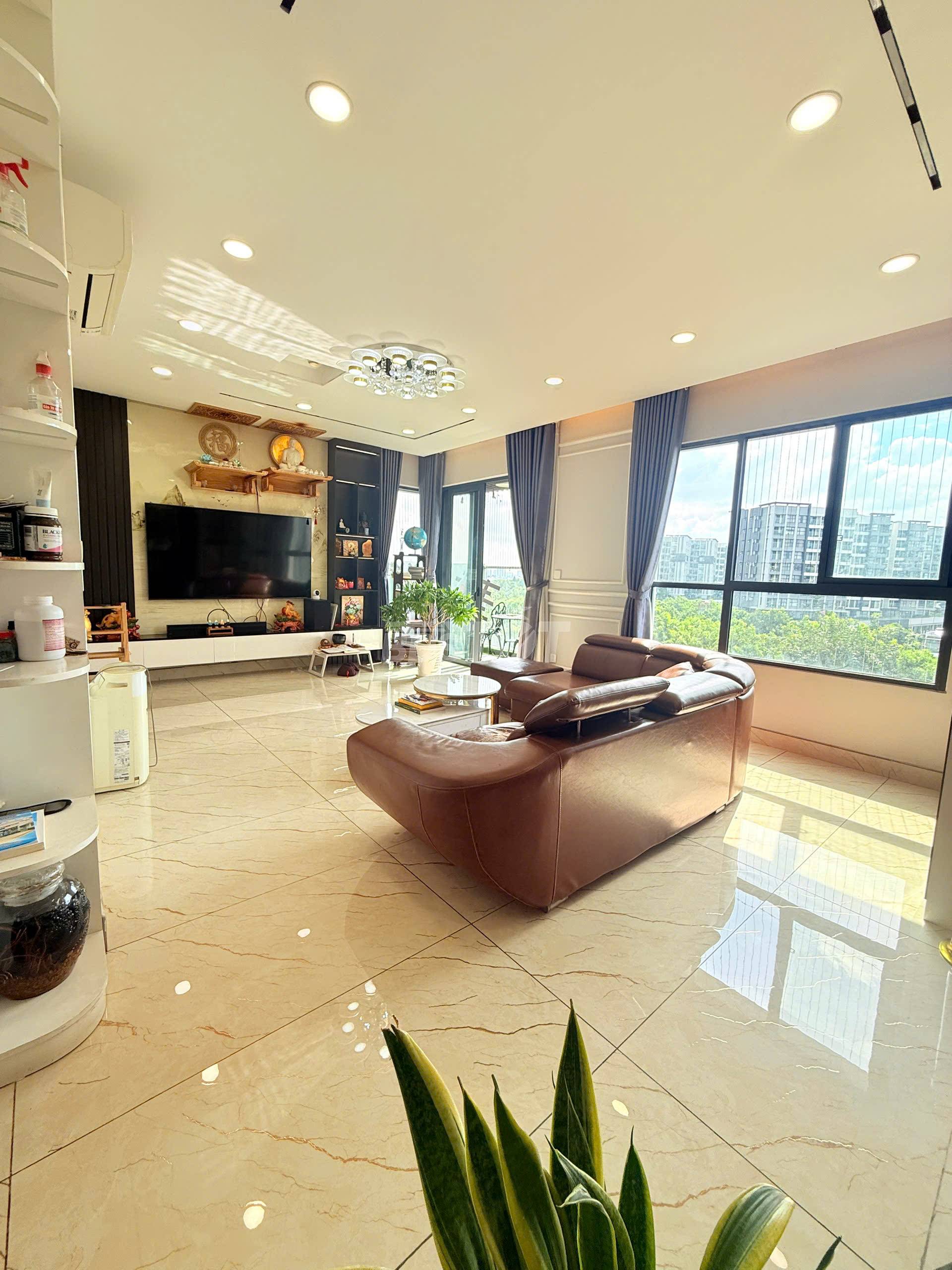Phòng khách của căn hộ chung cư tại Emerald Precinct, Celadon City