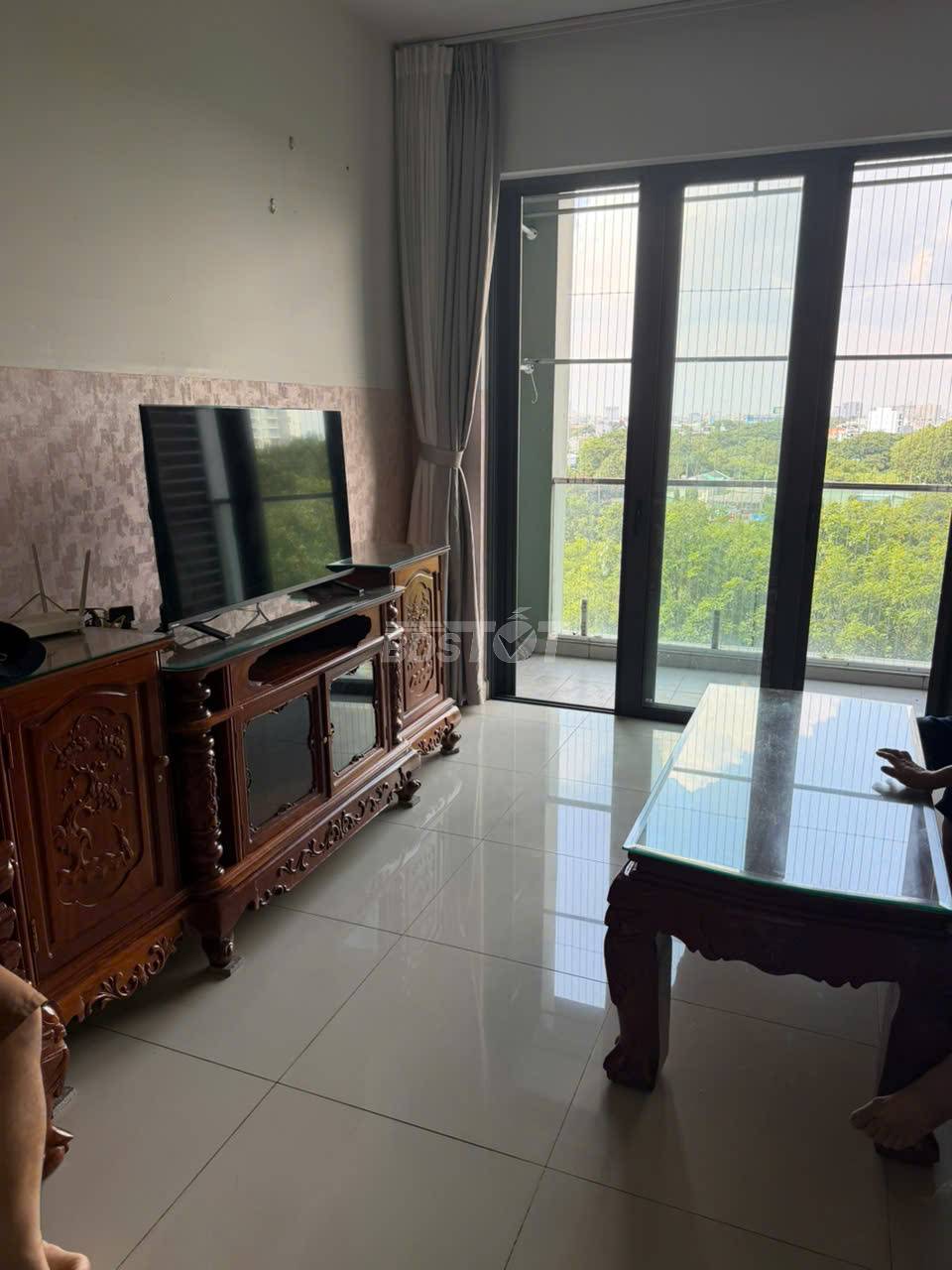 Phòng khách của căn hộ chung cư tại Emerald Precinct, Celadon City
