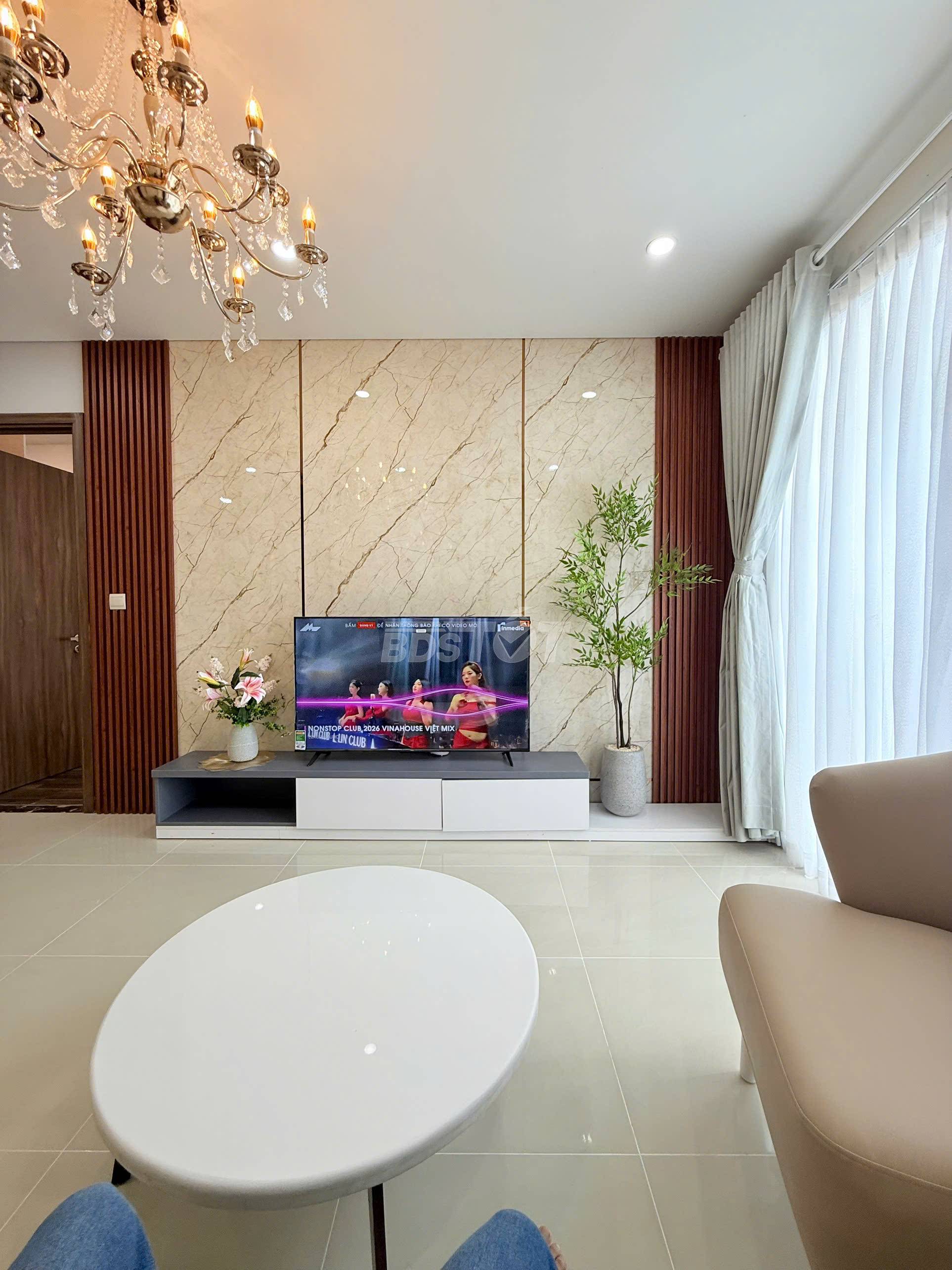 Phòng khách của căn hộ chung cư 2 phòng ngủ, 86m2, nội thất đầy đủ cho thuê tại Hà Đô Centrosa Garden