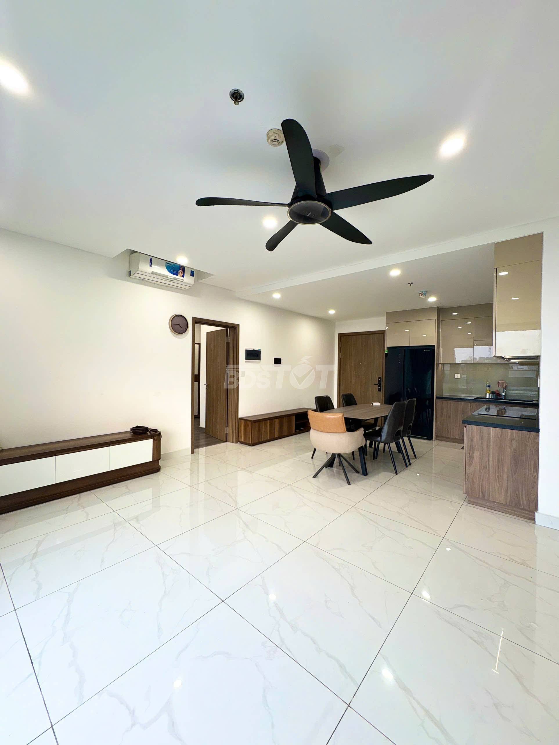 Phòng khách của căn hộ chung cư 3 phòng ngủ, 118m2, nội thất đầy đủ cho thuê tại Celadon City