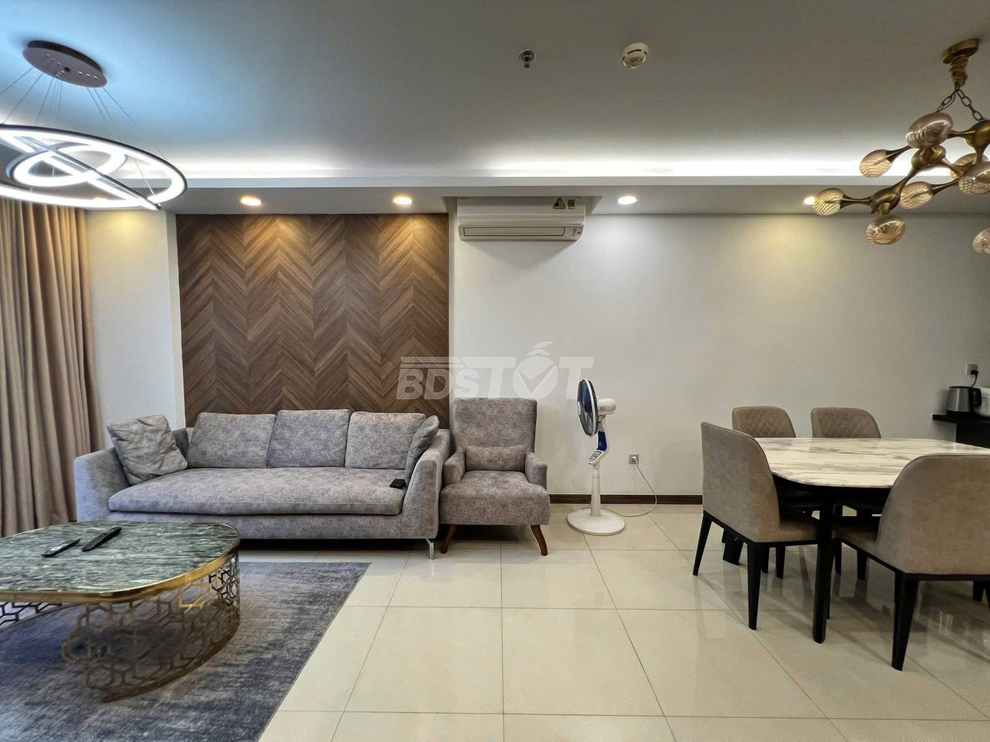 Phòng khách góc rộng căn hộ Hado Centrosa 87m2 2 phòng ngủ đang bán