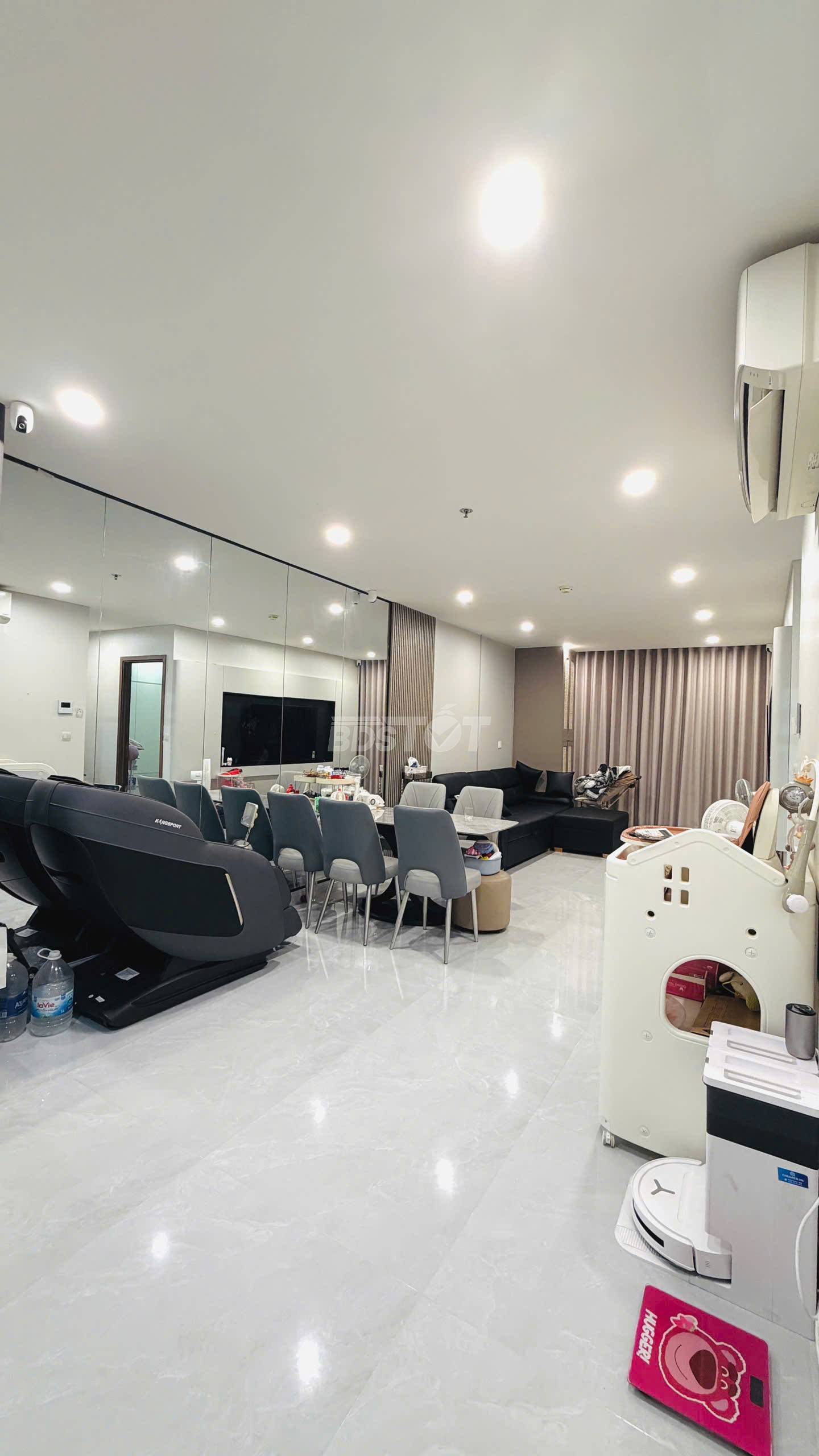 Phòng khách góc rộng của căn hộ chung cư tại Chung cư cao tầng, Hà Đô Centrosa Garden