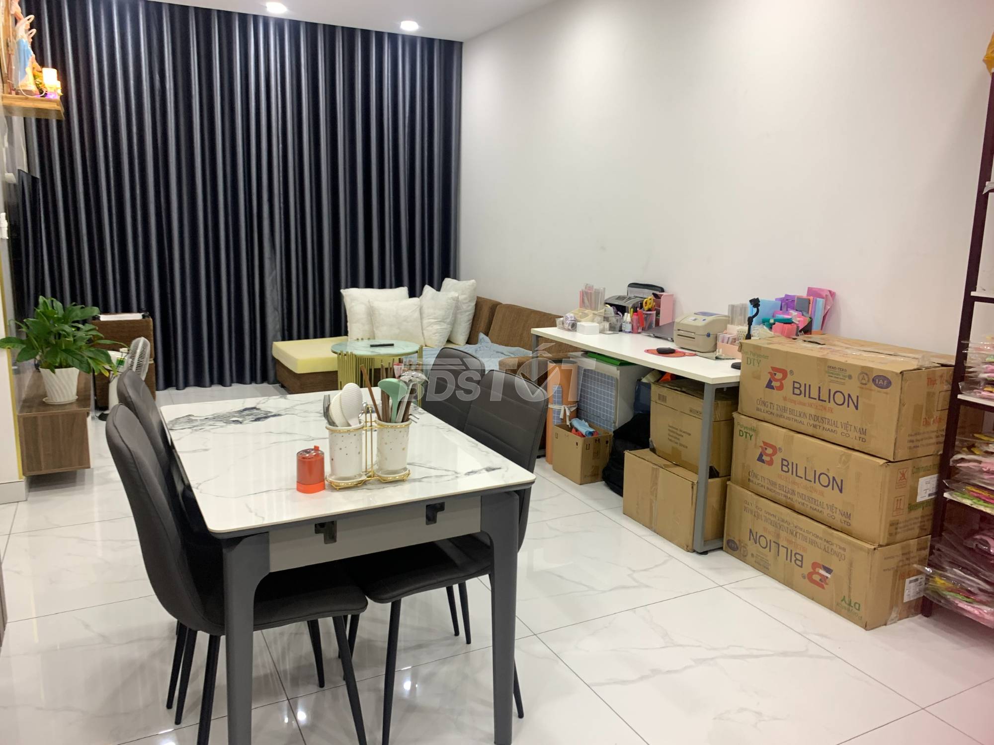 Phòng khách góc rộng của căn hộ chung cư tại Emerald Precinct, Celadon City