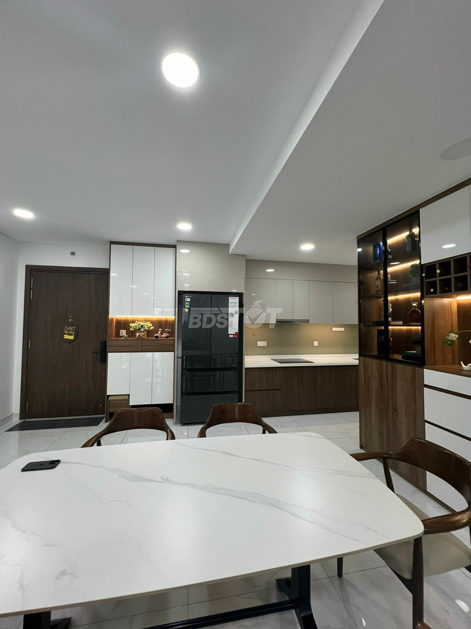 Phòng khách liền bếp của căn hộ chung cư tại Diamond Brilliant, Celadon City