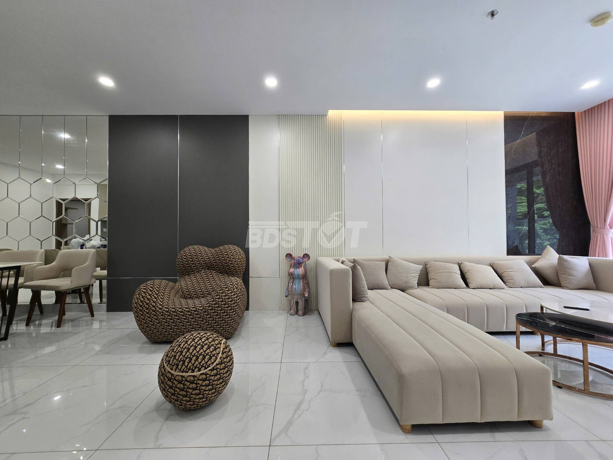 Phòng khách sofa cao cấp của căn hộ chung cư tại Diamond Alnata, Celadon City