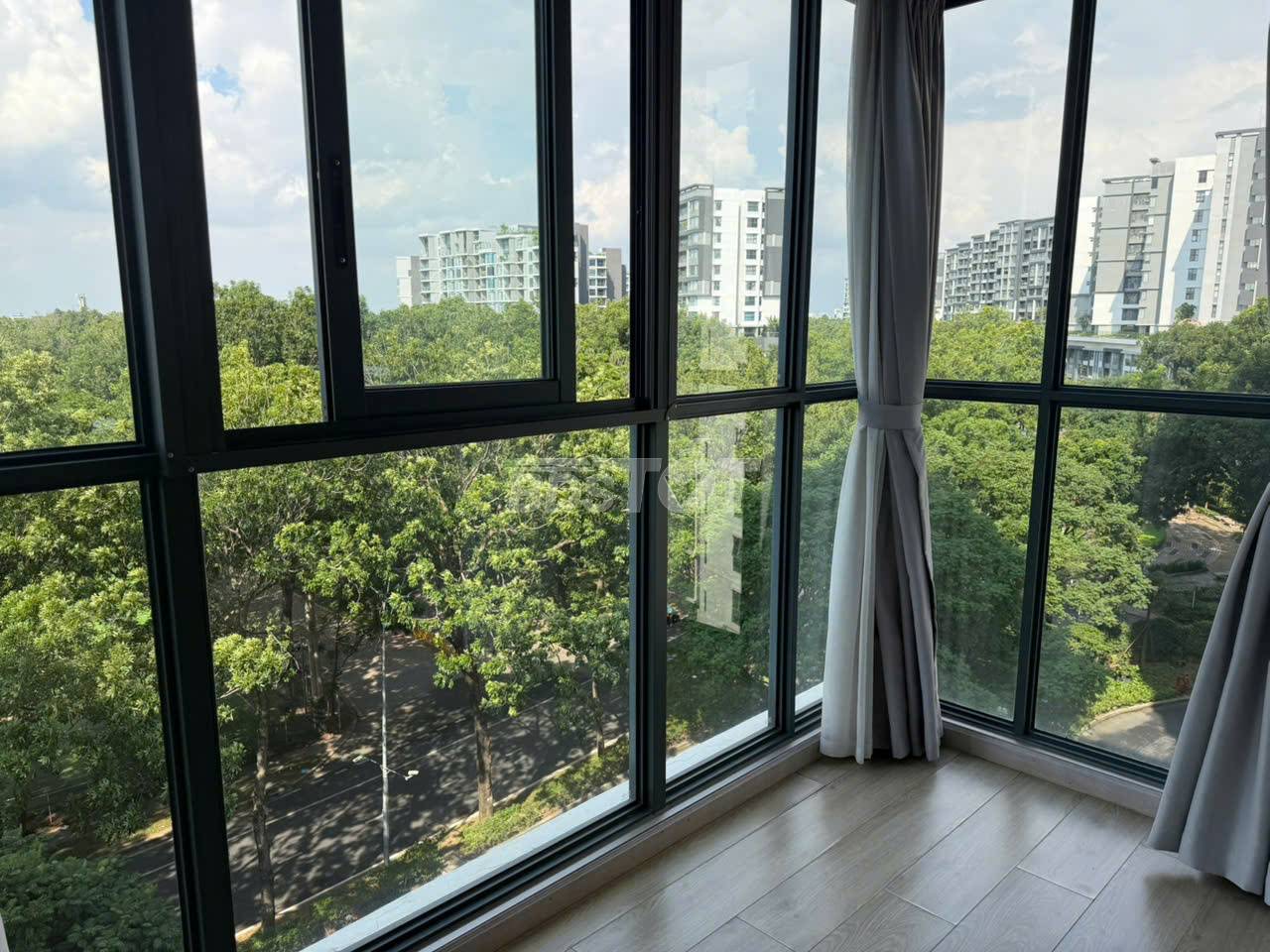 Phòng ngủ của căn hộ chung cư tại Emerald Precinct, Celadon City