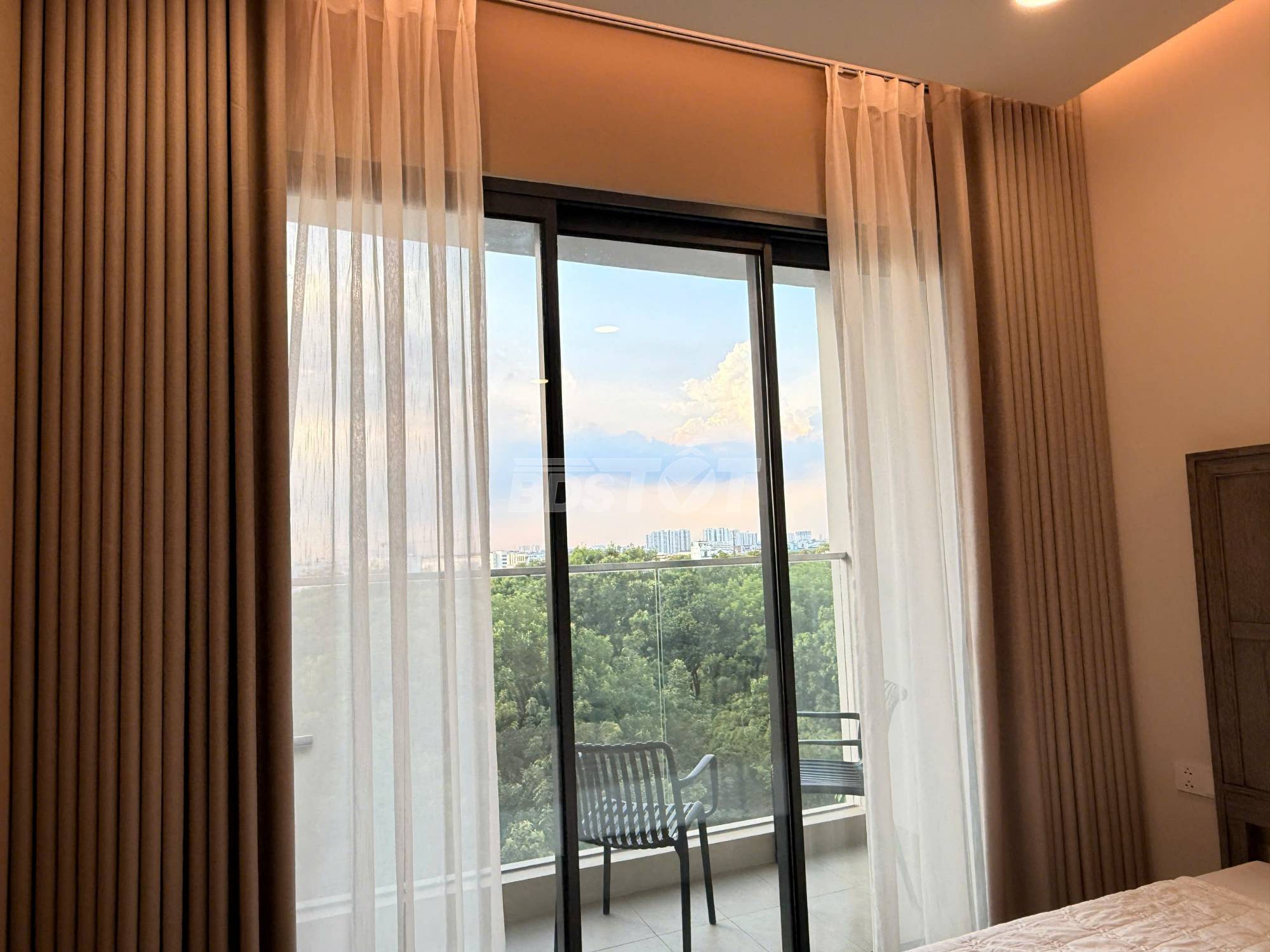 Phòng ngủ master của căn hộ chung cư 2 phòng ngủ, 84m2, nội thất đầy đủ cho thuê tại Hà Đô Centrosa Garden