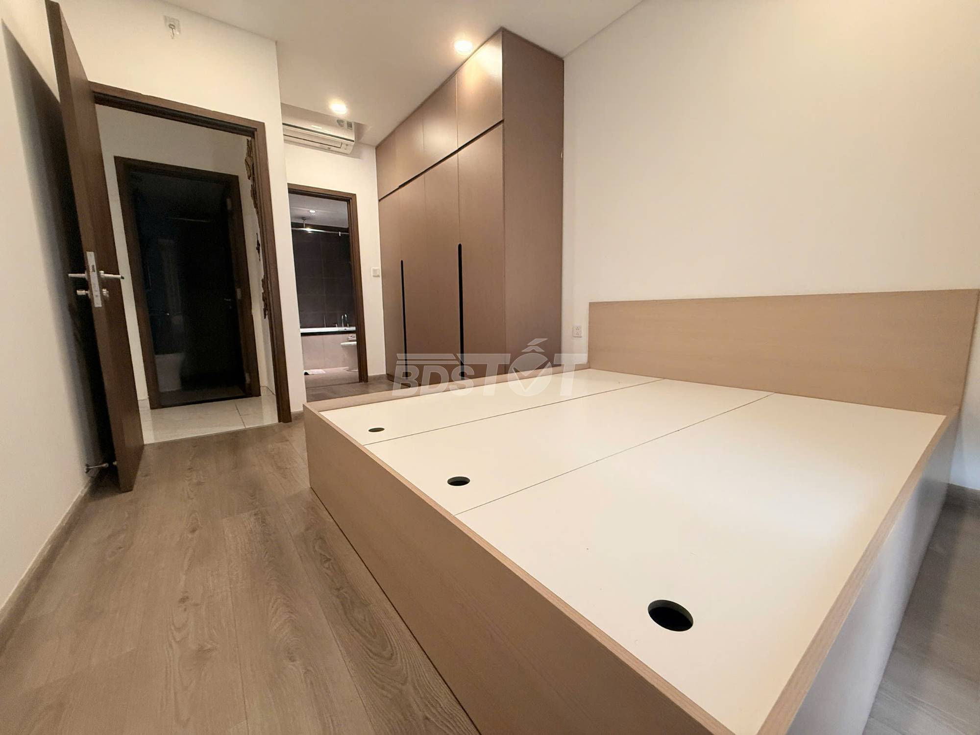 Phòng ngủ master của căn hộ chung cư 2 phòng ngủ, 85m2, nội thất đầy đủ cho thuê tại Celadon City