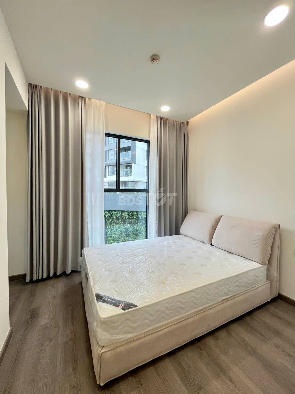 Phòng ngủ master của căn hộ chung cư 3 phòng ngủ, 121m2, nội thất đầy đủ cho thuê tại Celadon City