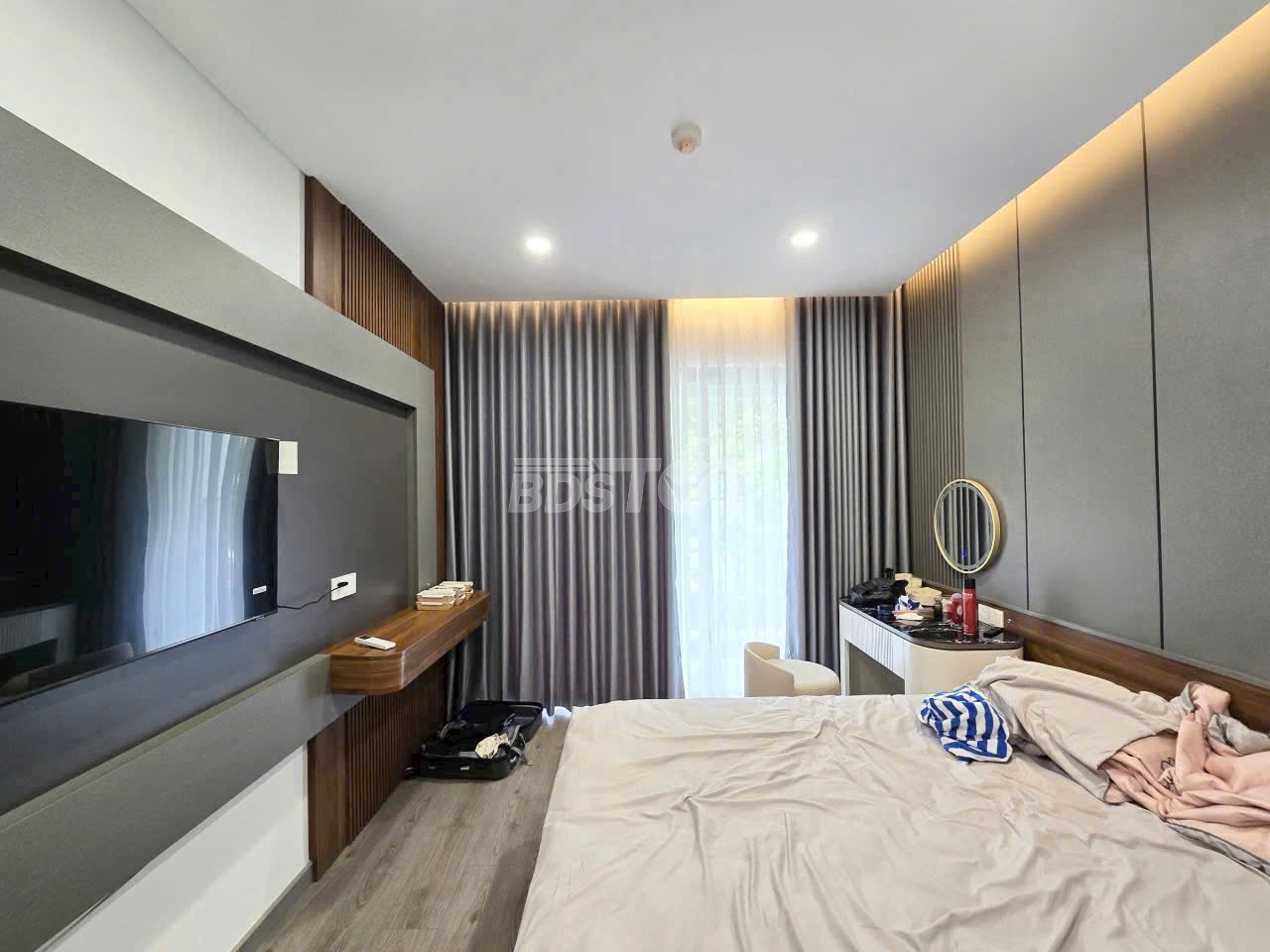 Phòng ngủ master có wc riêng của căn hộ chung cư tại Diamond Alnata Plus, Celadon City