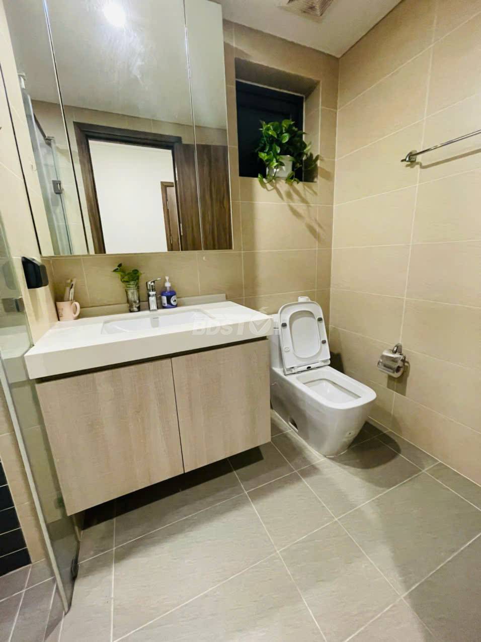 Toilet của căn hộ chung cư 1 phòng ngủ, 60m2, nội thất đầy đủ cho thuê tại Hà Đô Centrosa Garden