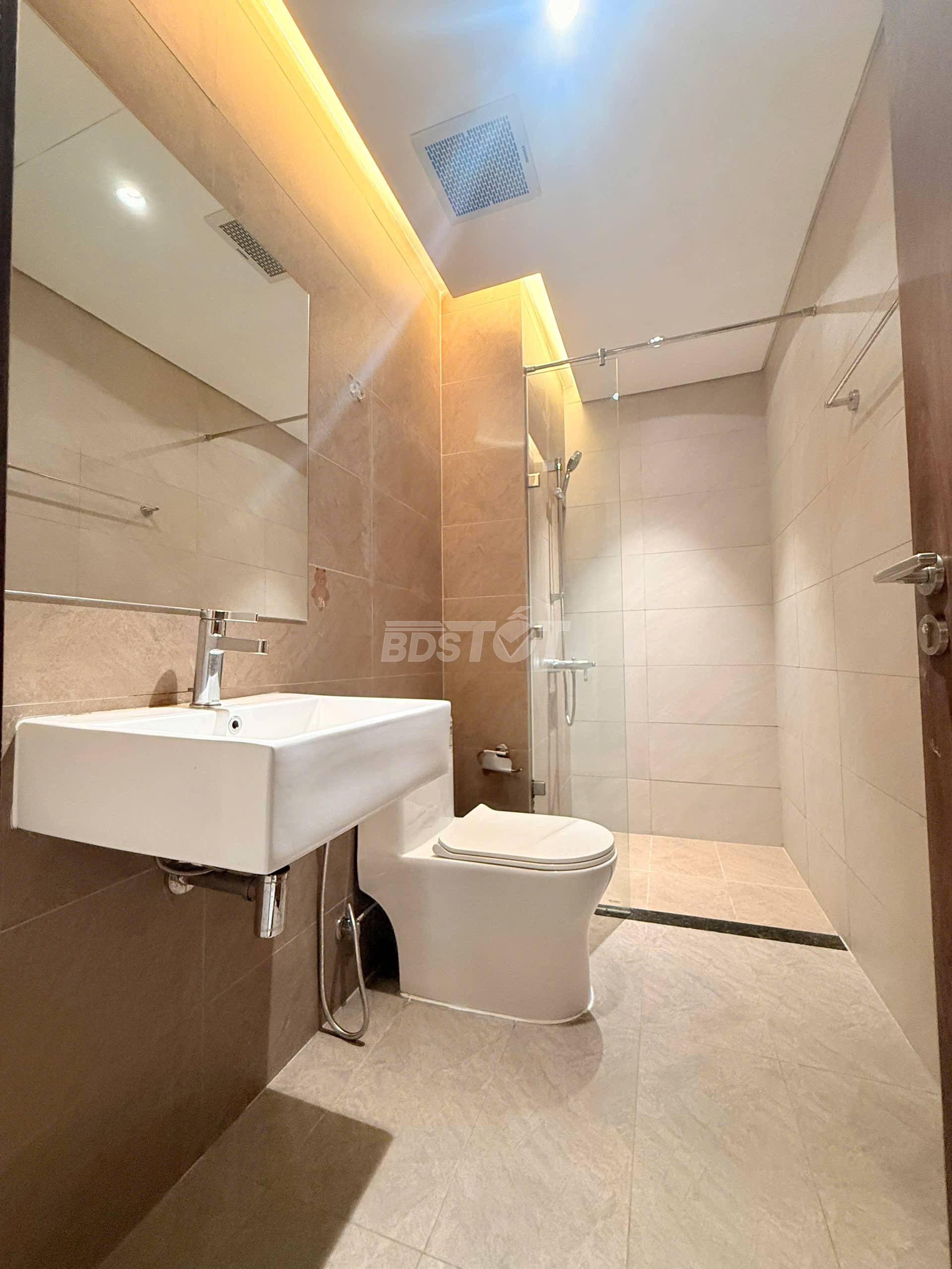 Toilet của căn hộ chung cư 2 phòng ngủ, 112m2, nội thất đầy đủ cho thuê tại Celadon City