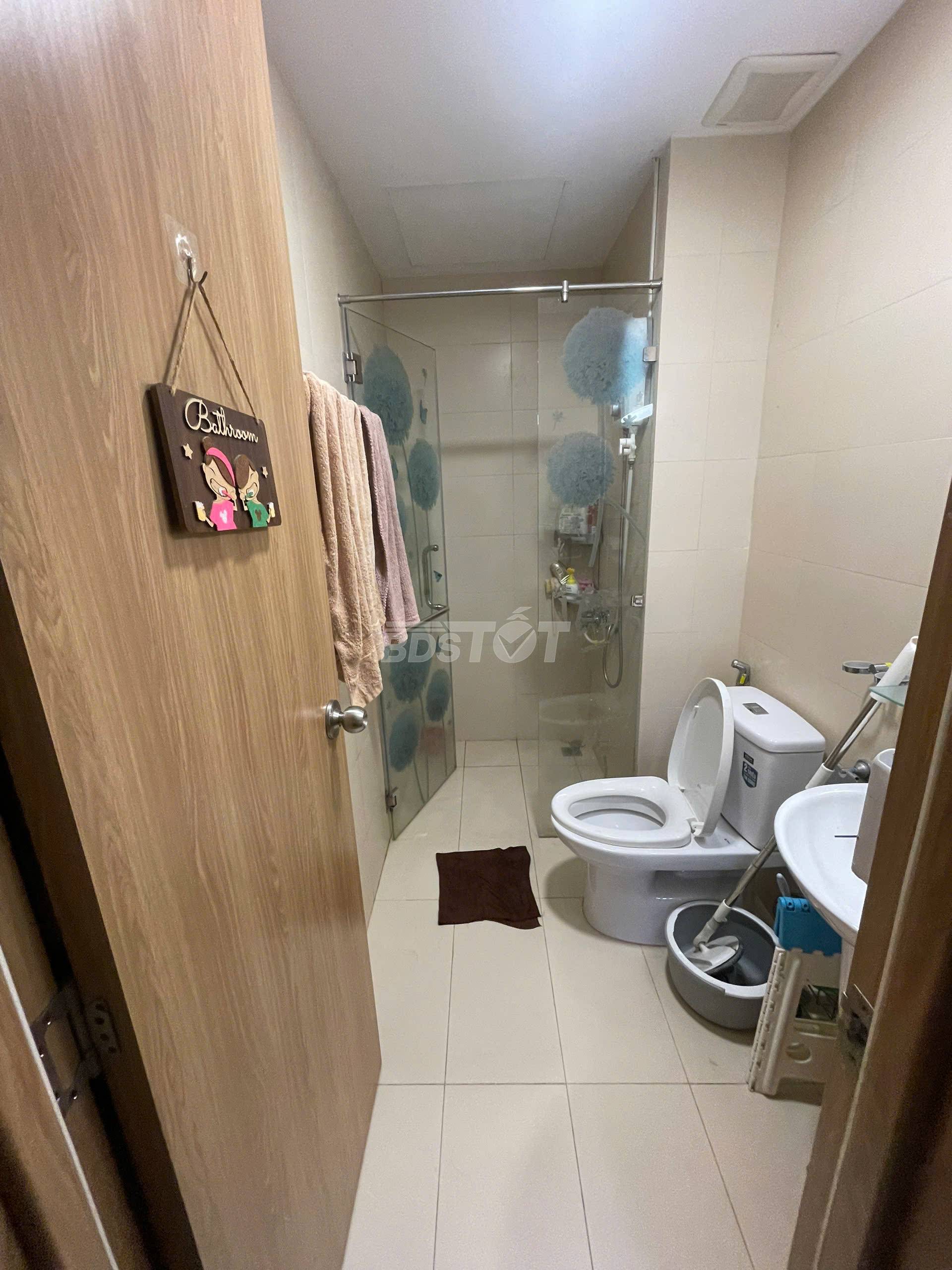 Toilet của căn hộ chung cư 2 phòng ngủ, 65m2, nội thất đầy đủ bán tại Carillon 7