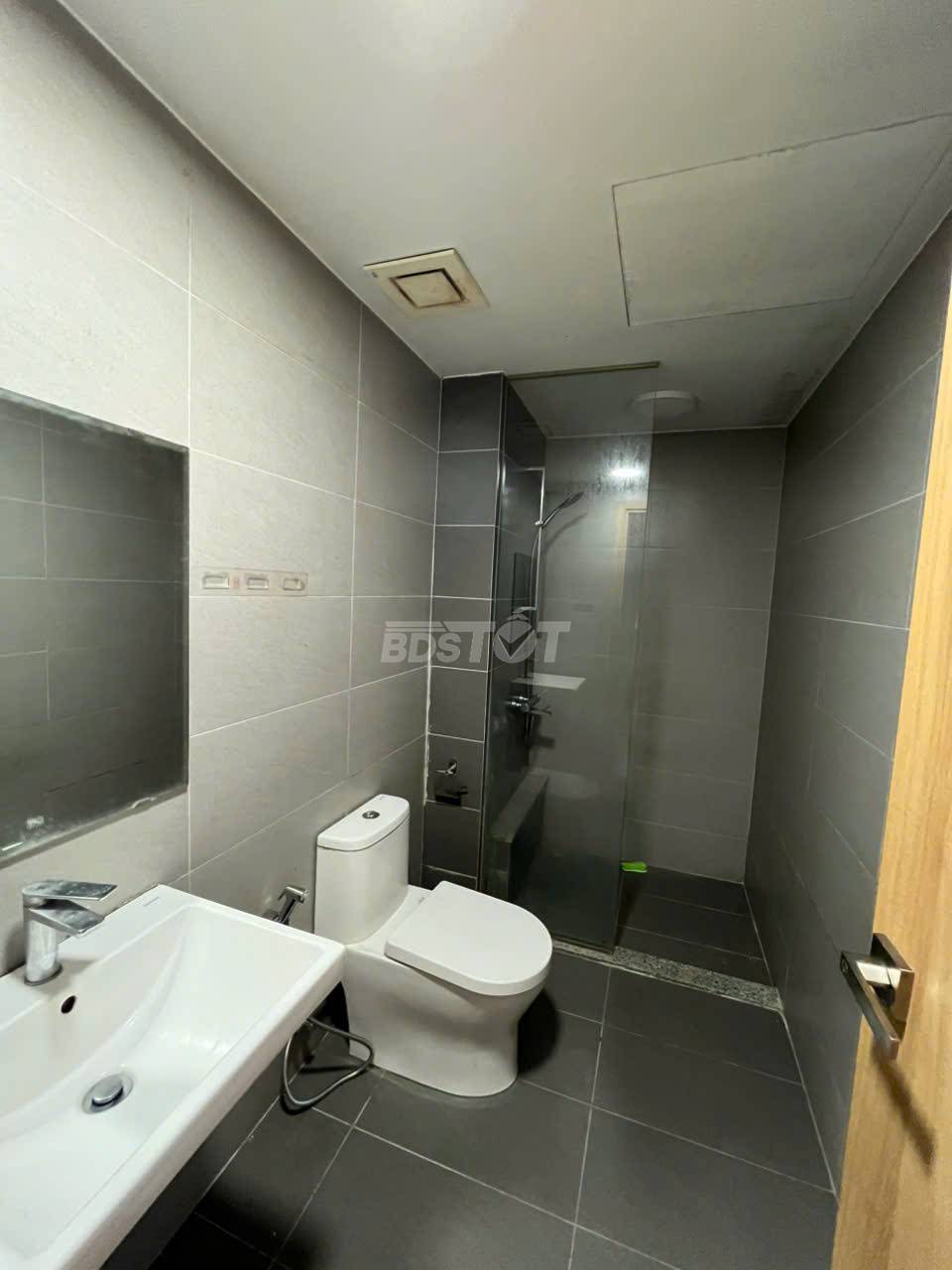 Toilet của căn hộ chung cư 2 phòng ngủ, 71m2, nội thất đầy đủ bán tại Celadon City