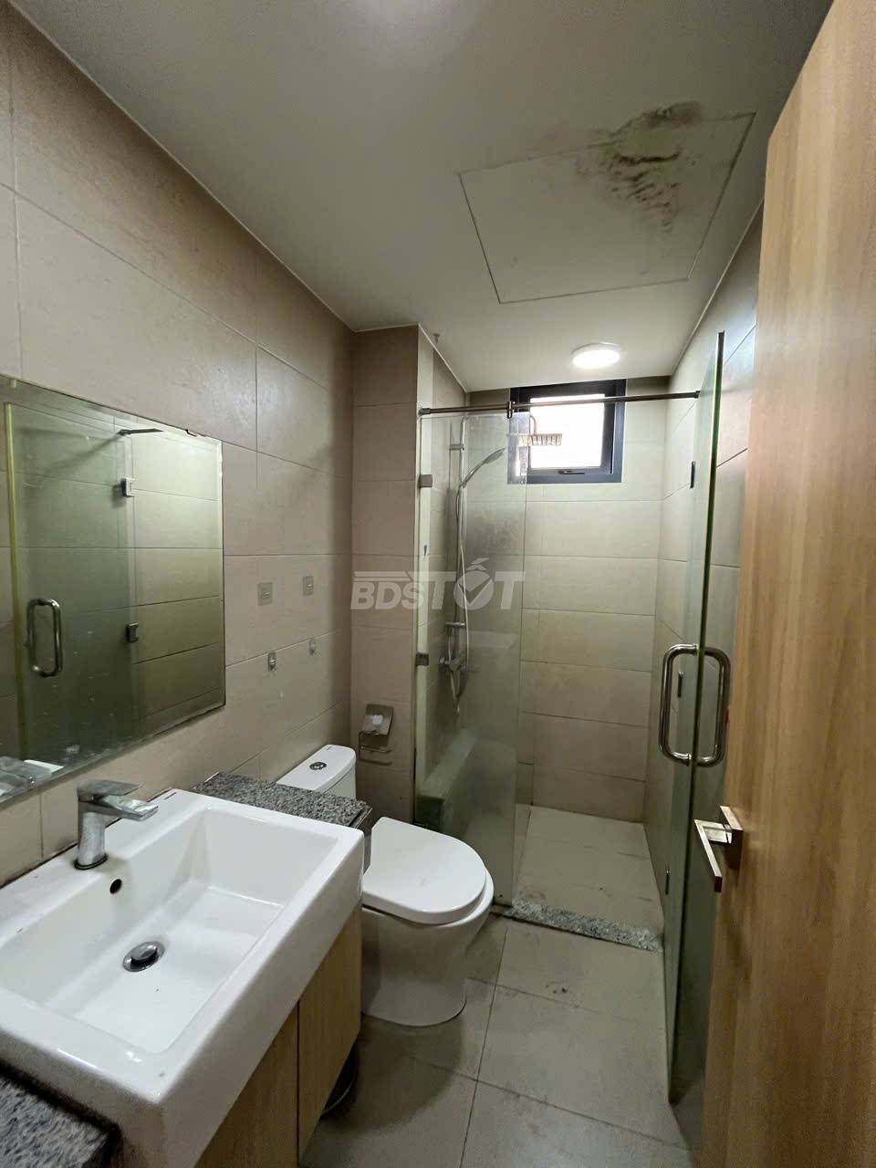 Toilet của căn hộ chung cư 2 phòng ngủ, 71m2, nội thất đầy đủ bán tại Celadon City