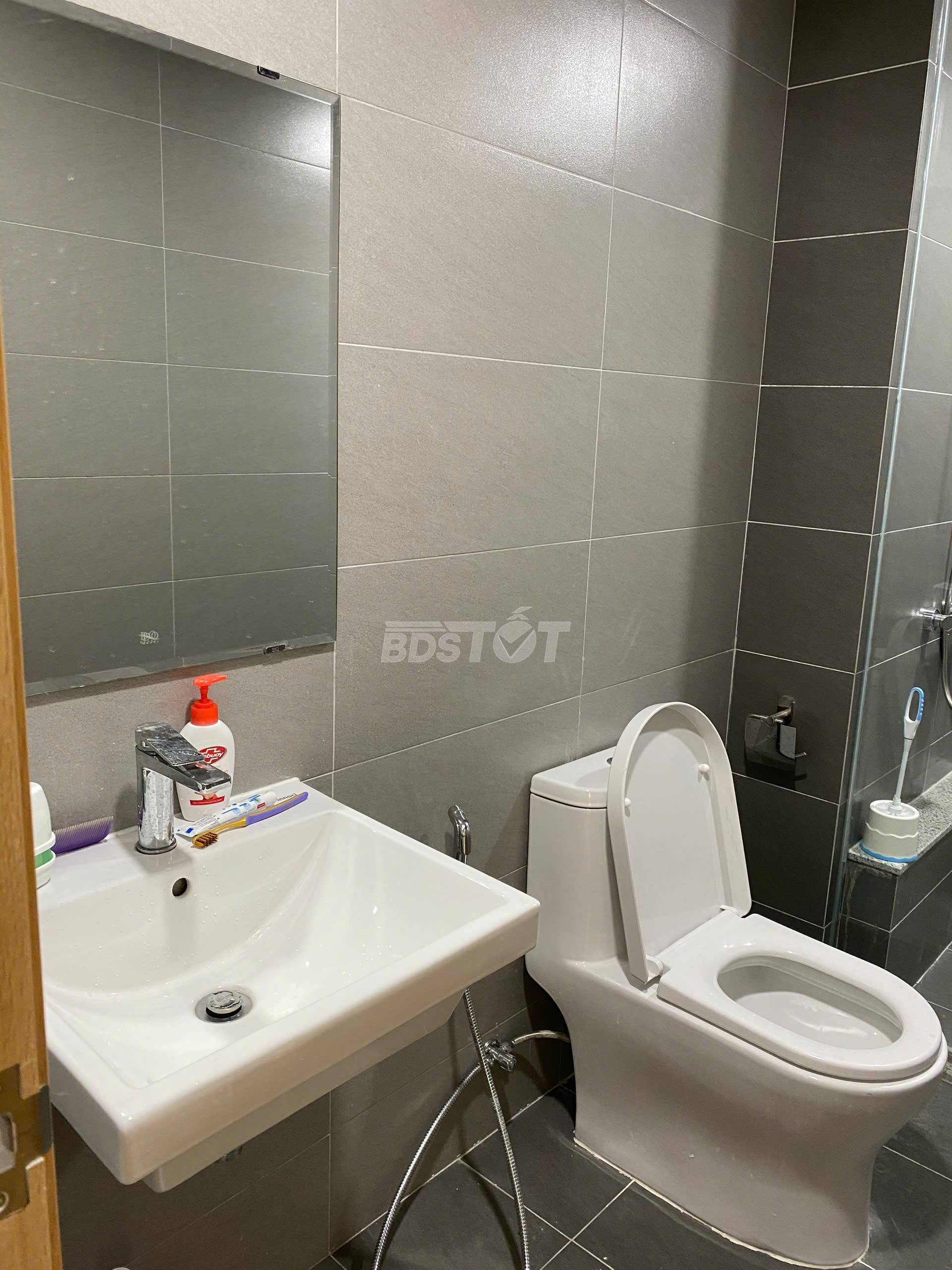 Toilet của căn hộ chung cư 2 phòng ngủ, 71m2, nội thất đầy đủ cho thuê tại Celadon City