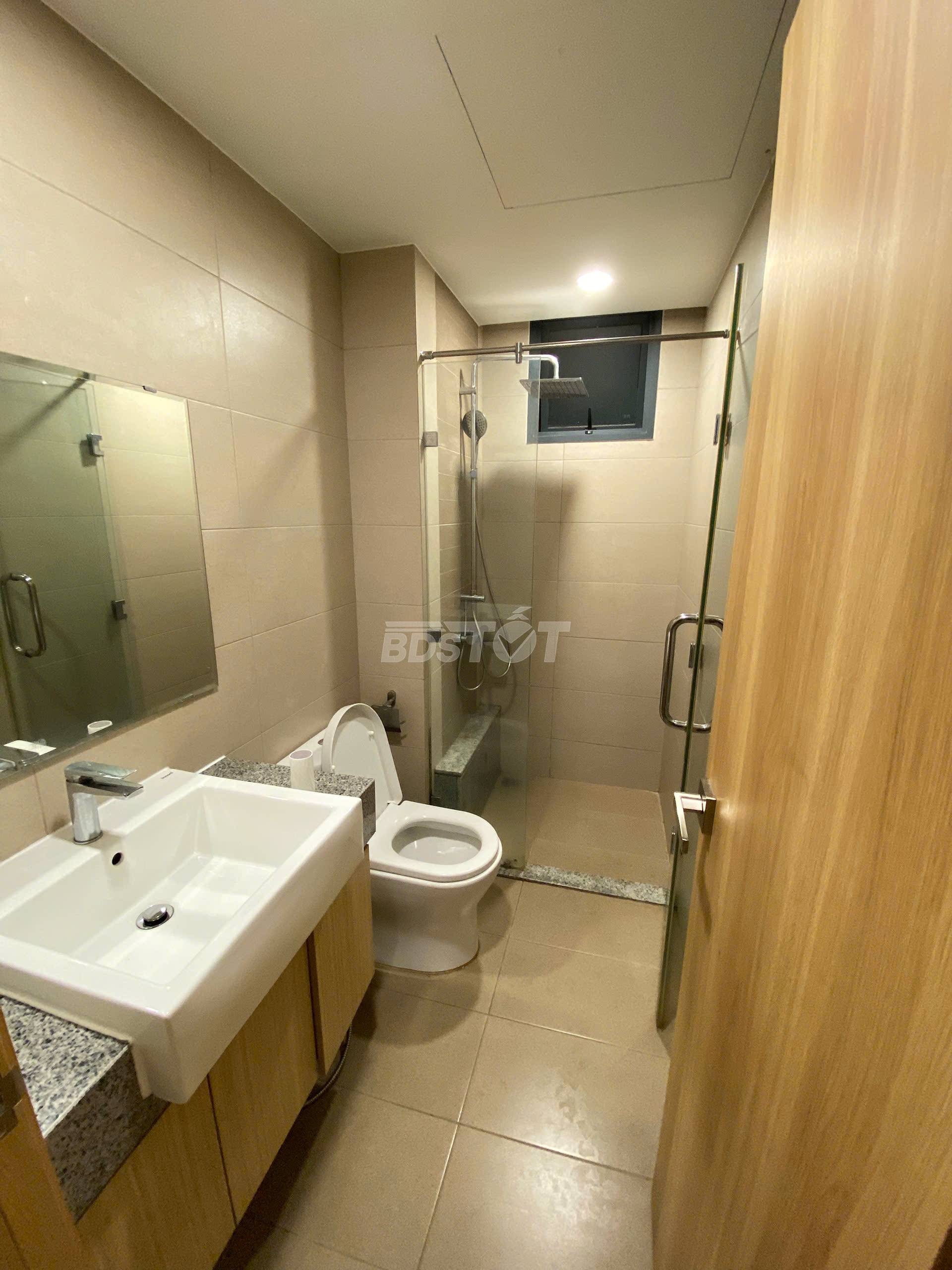 Toilet của căn hộ chung cư 2 phòng ngủ, 71m2, nội thất đầy đủ cho thuê tại Celadon City