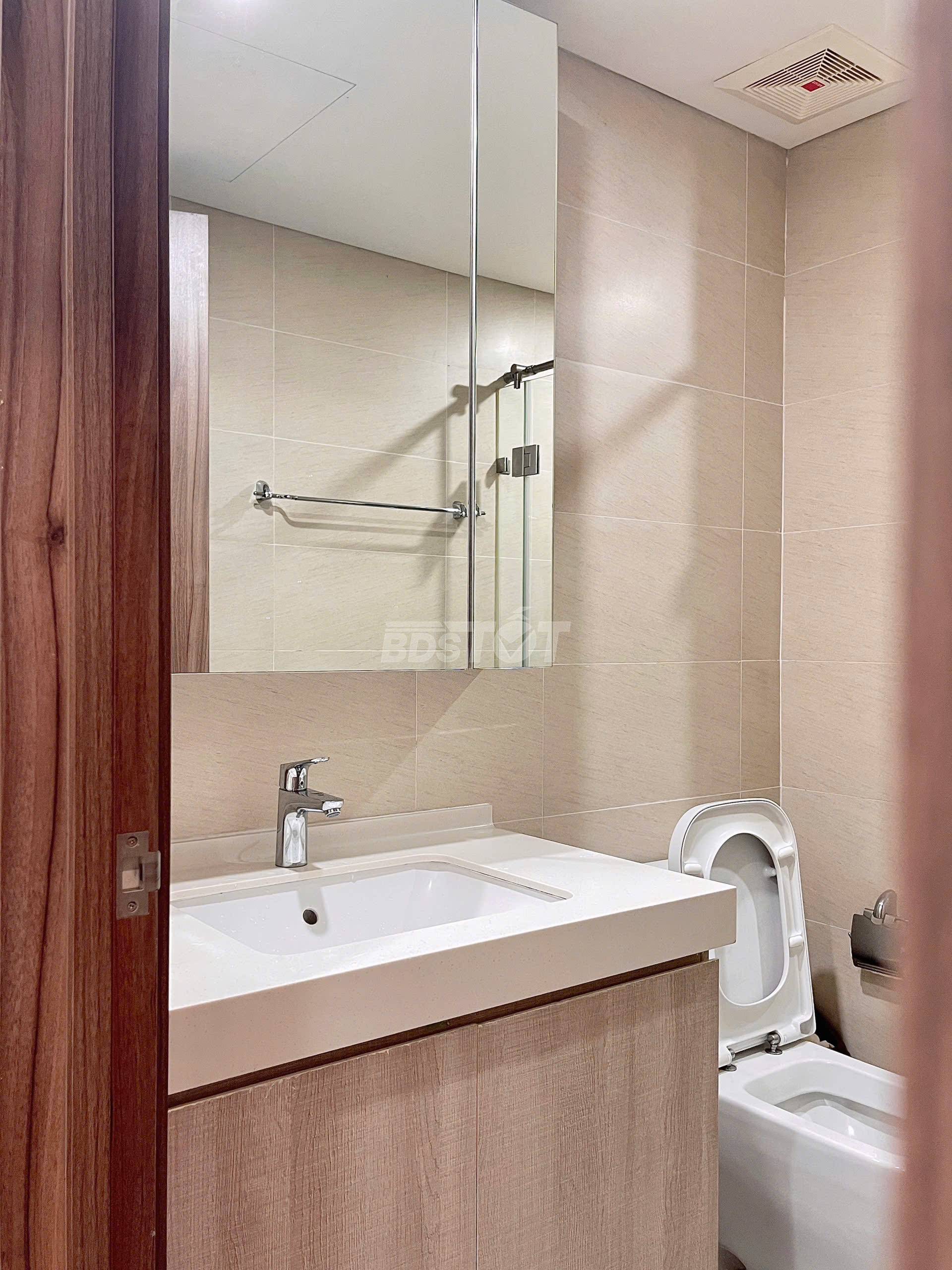 Toilet của căn hộ chung cư 2 phòng ngủ, 84m2, cho thuê tại Hà Đô Centrosa Garden