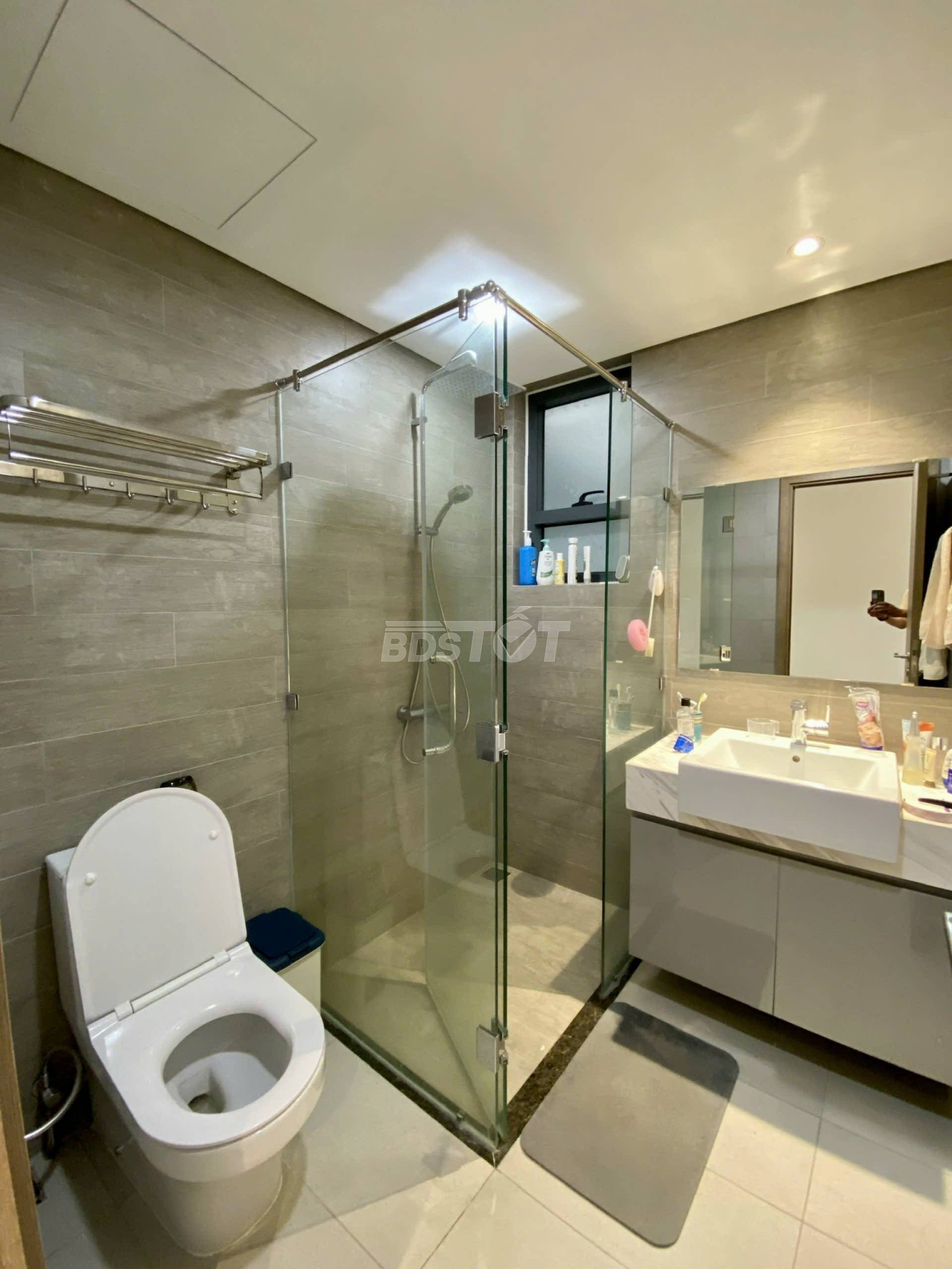 Toilet của căn hộ chung cư 2 phòng ngủ, 85m2, nội thất đầy đủ cho thuê tại Celadon City