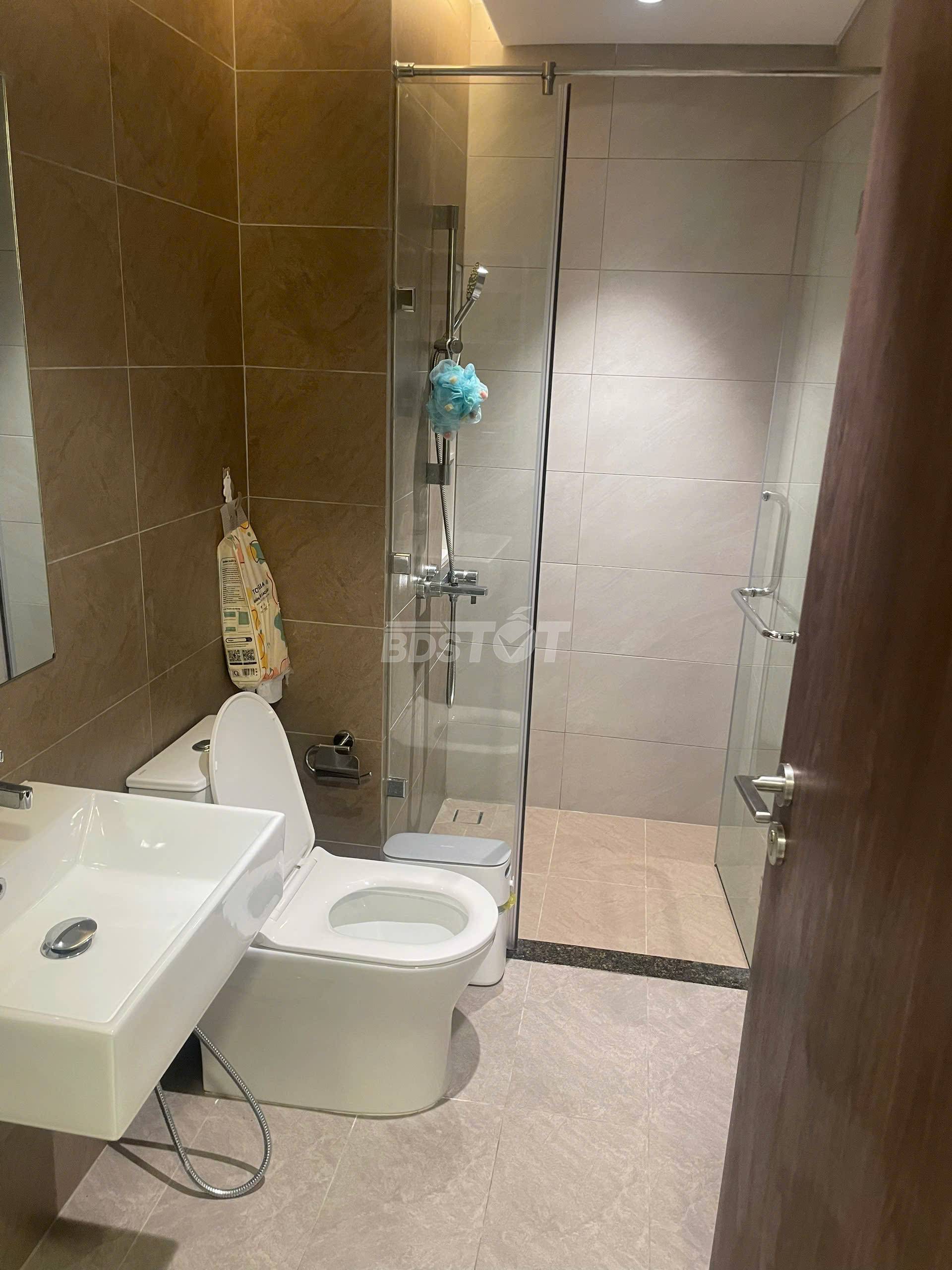 Toilet của căn hộ chung cư 4 phòng ngủ 97m2 nội thất đầy đủ bán tại Diamond Brilliant, Celadon City