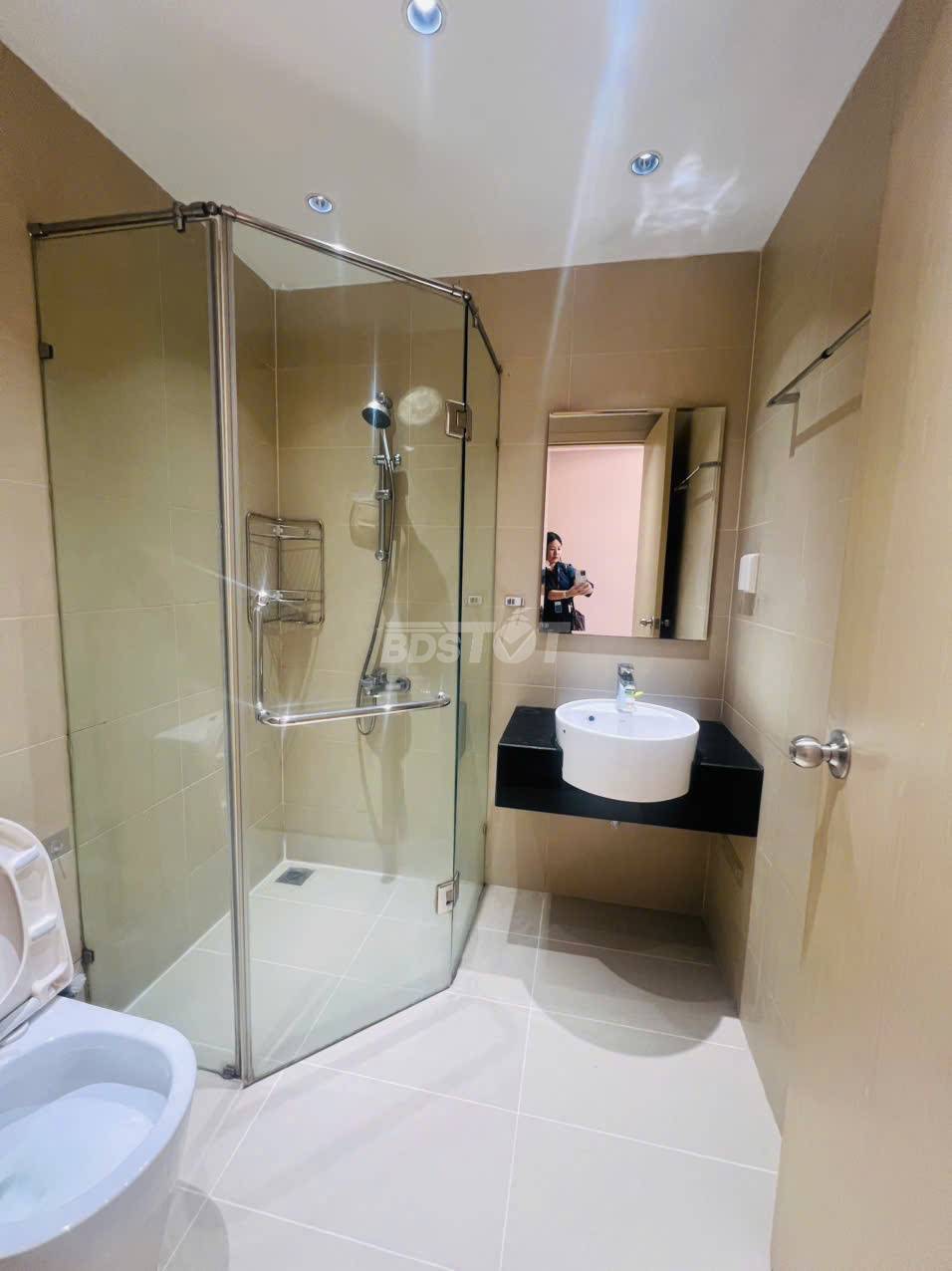 Toilet chung của căn hộ chung cư 2 phòng ngủ, 65m2, nội thất đầy đủ cho thuê tại Richstar Residence