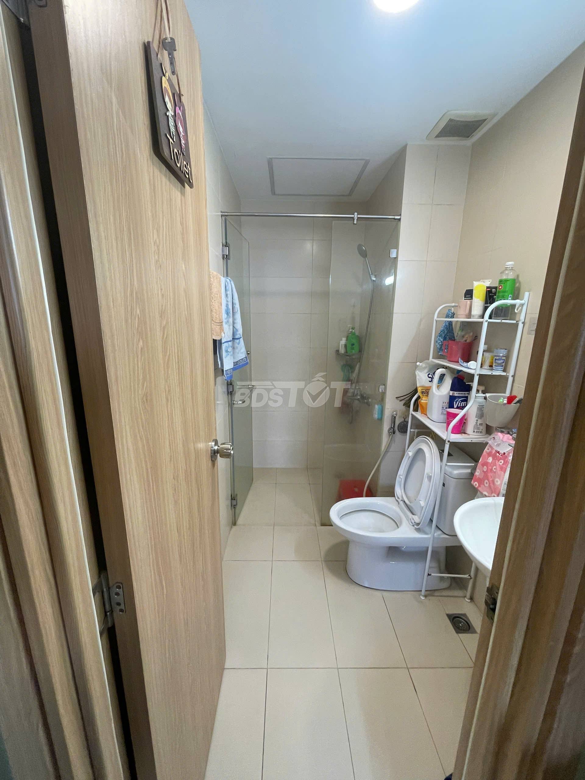 Toilet chung của căn hộ chung cư 2 phòng ngủ, 66m2, bán tại Carillon 7