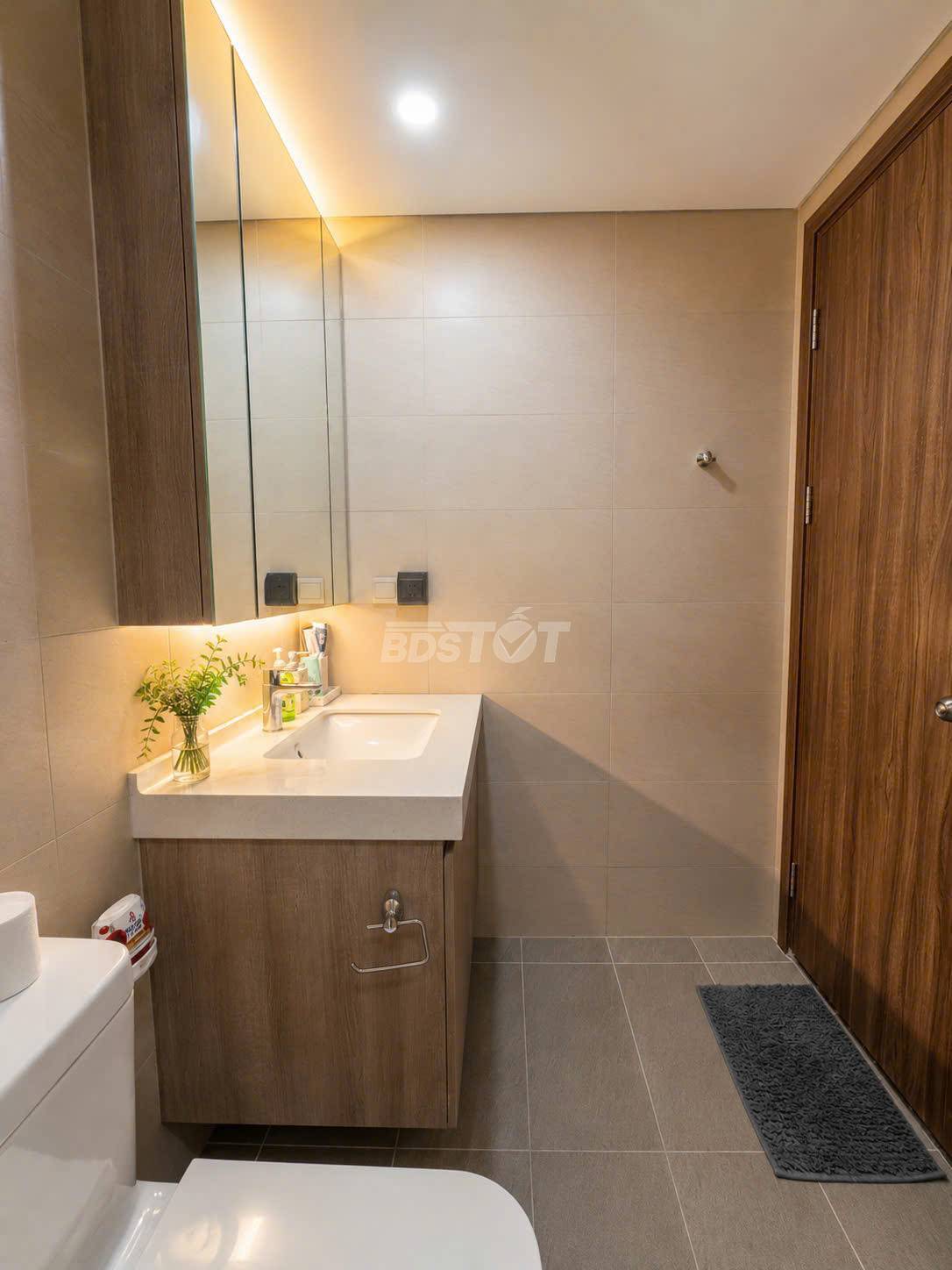 Toilet chung của căn hộ chung cư 2 phòng ngủ, 86m2, nội thất đầy đủ cho thuê tại Hà Đô Centrosa Garden