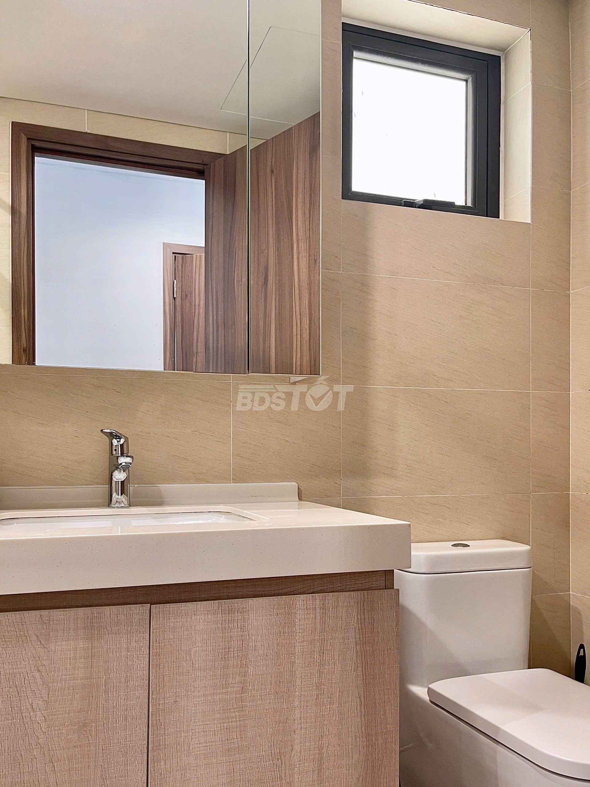 Toilet chung của căn hộ chung cư 3 phòng ngủ, 84m2, bán tại Richstar Residence