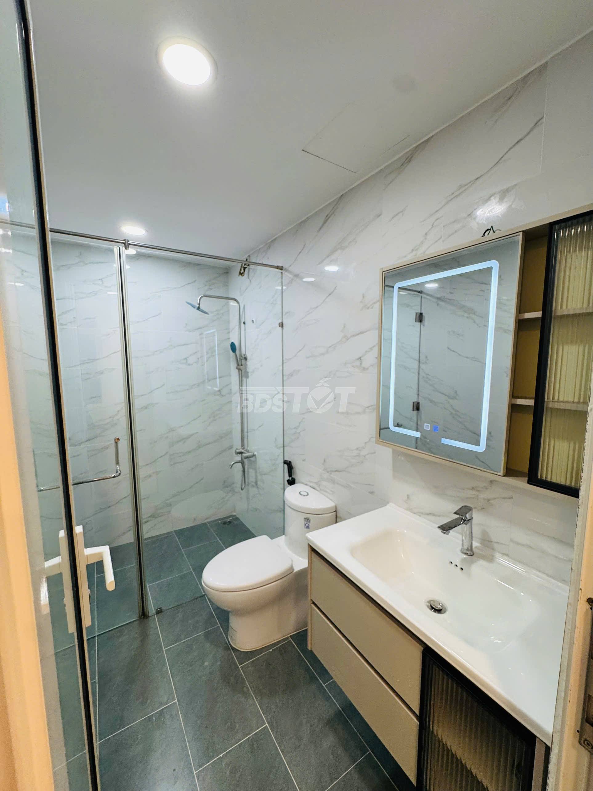 Toilet chung căn hộ chung cư valeo đầm sen 87m 3pn2wc bán