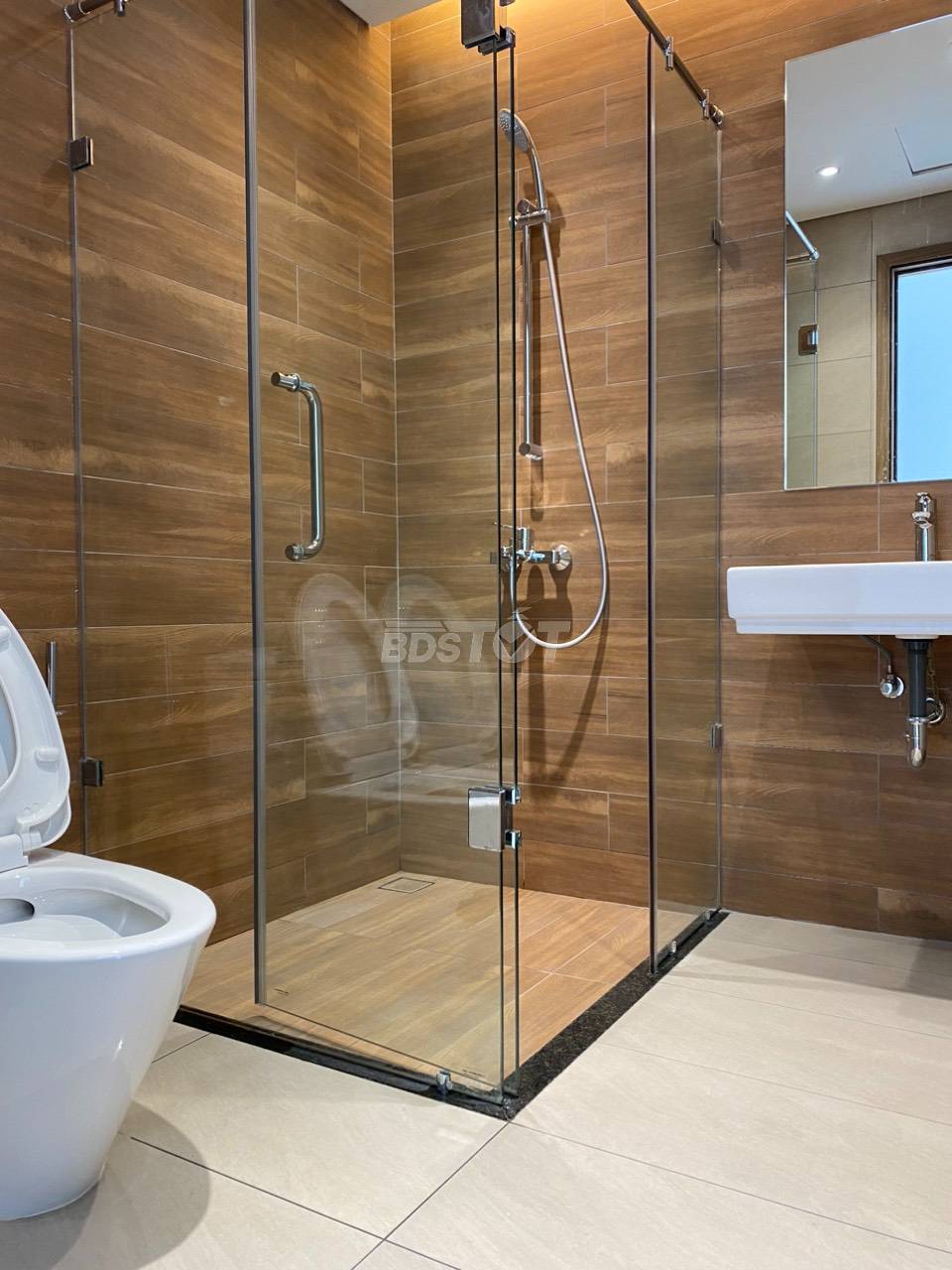 Toilet chung có kính tắm của căn hộ chung cư tại Diamond Alnata, Celadon City
