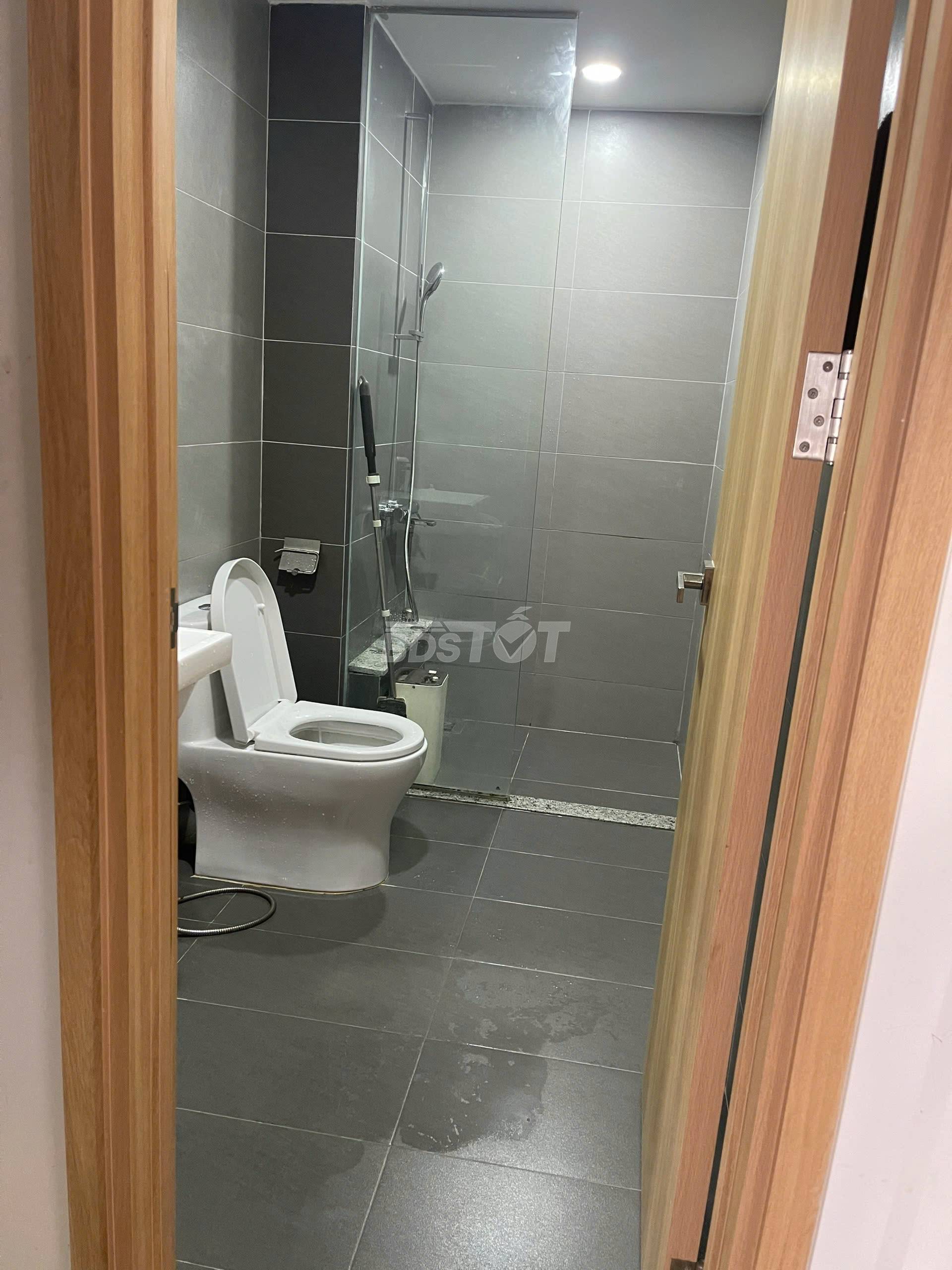 Toilet của căn hộ chung cư tại Emerald Precinct, Celadon City