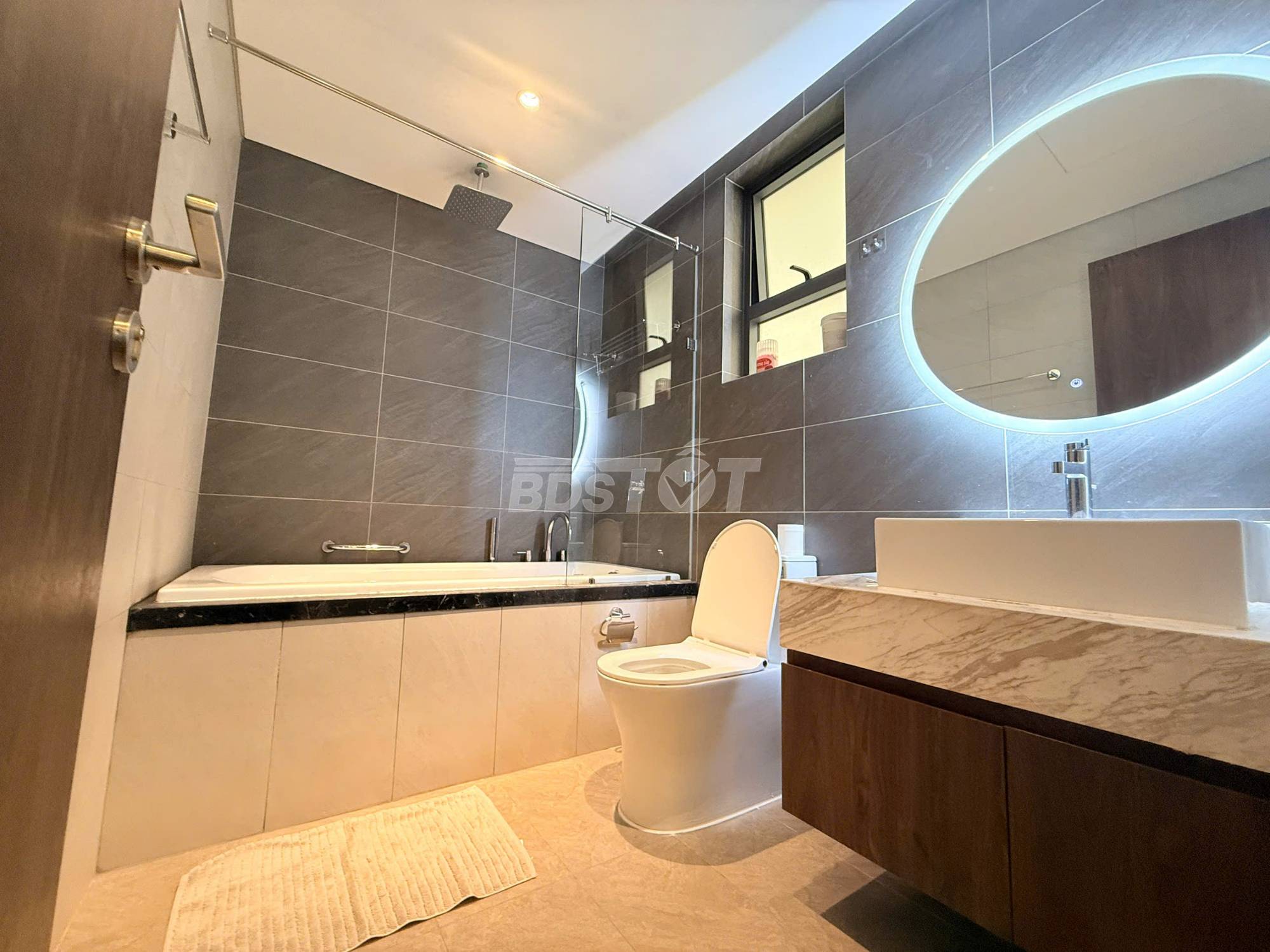 Toilet phòng ngủ master của căn hộ chung cư 2 phòng ngủ, 112m2, nội thất đầy đủ cho thuê tại Celadon City