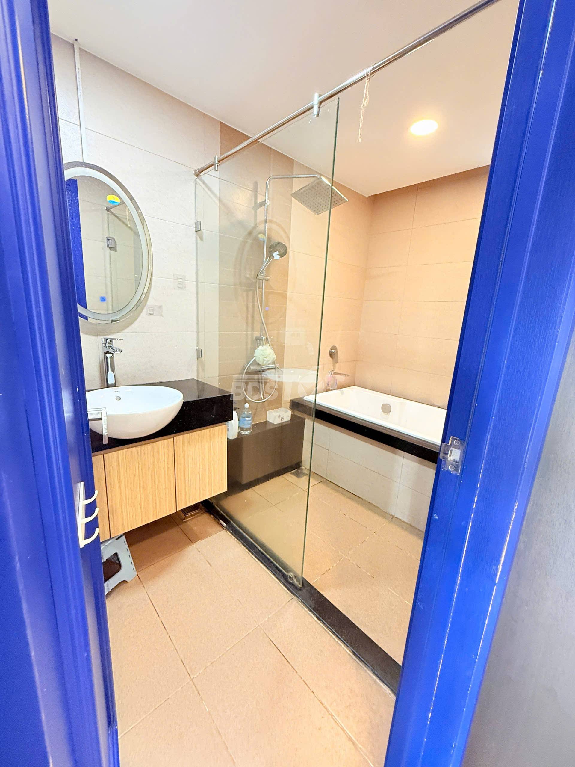 Toilet phòng ngủ master của căn hộ chung cư tại Emerald Precinct, Celadon City