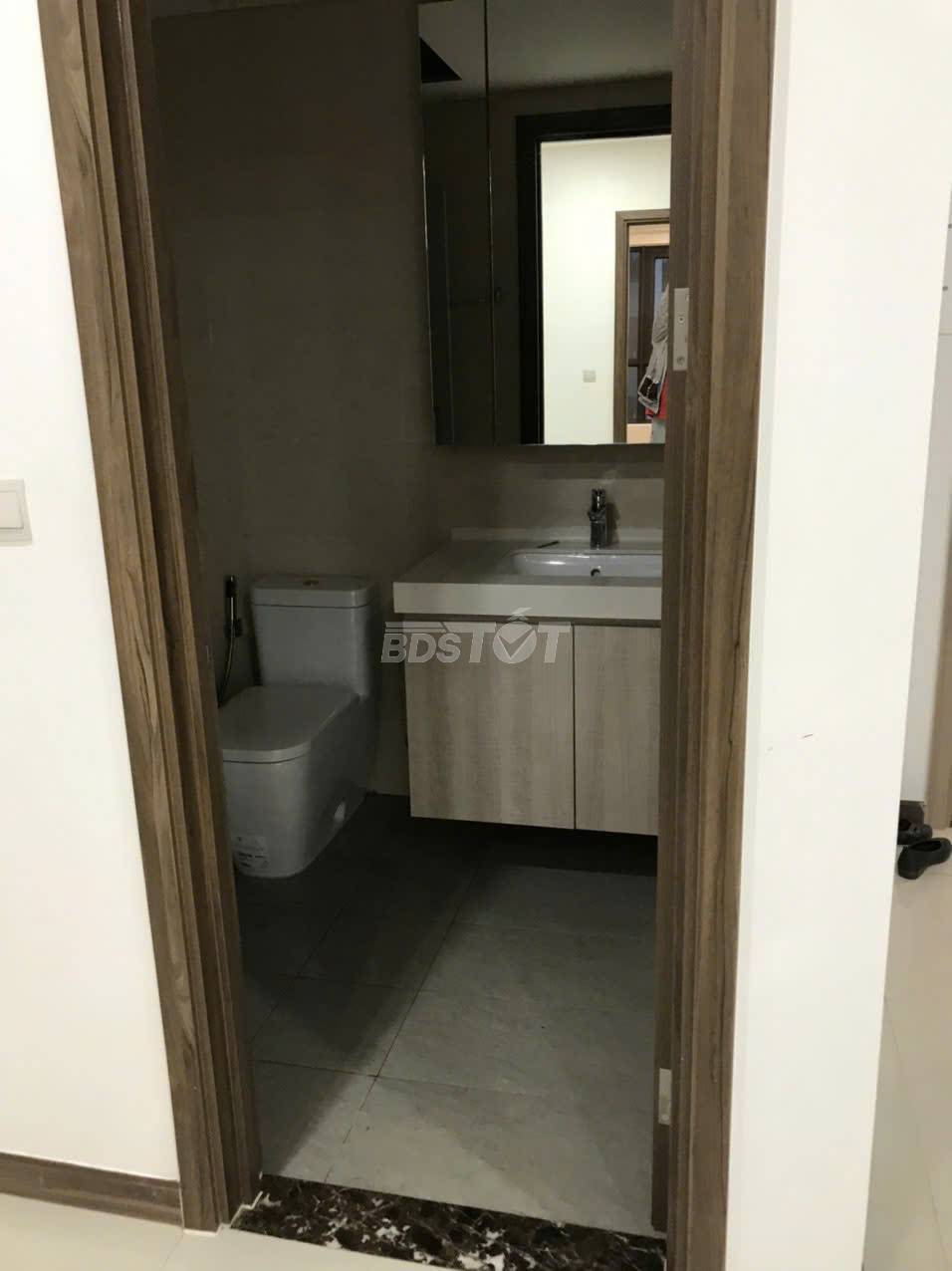 Toilet của căn hộ chung cư 1 phòng ngủ, 60m2, nội thất cơ bản cho thuê tại Hà Đô Centrosa Garden