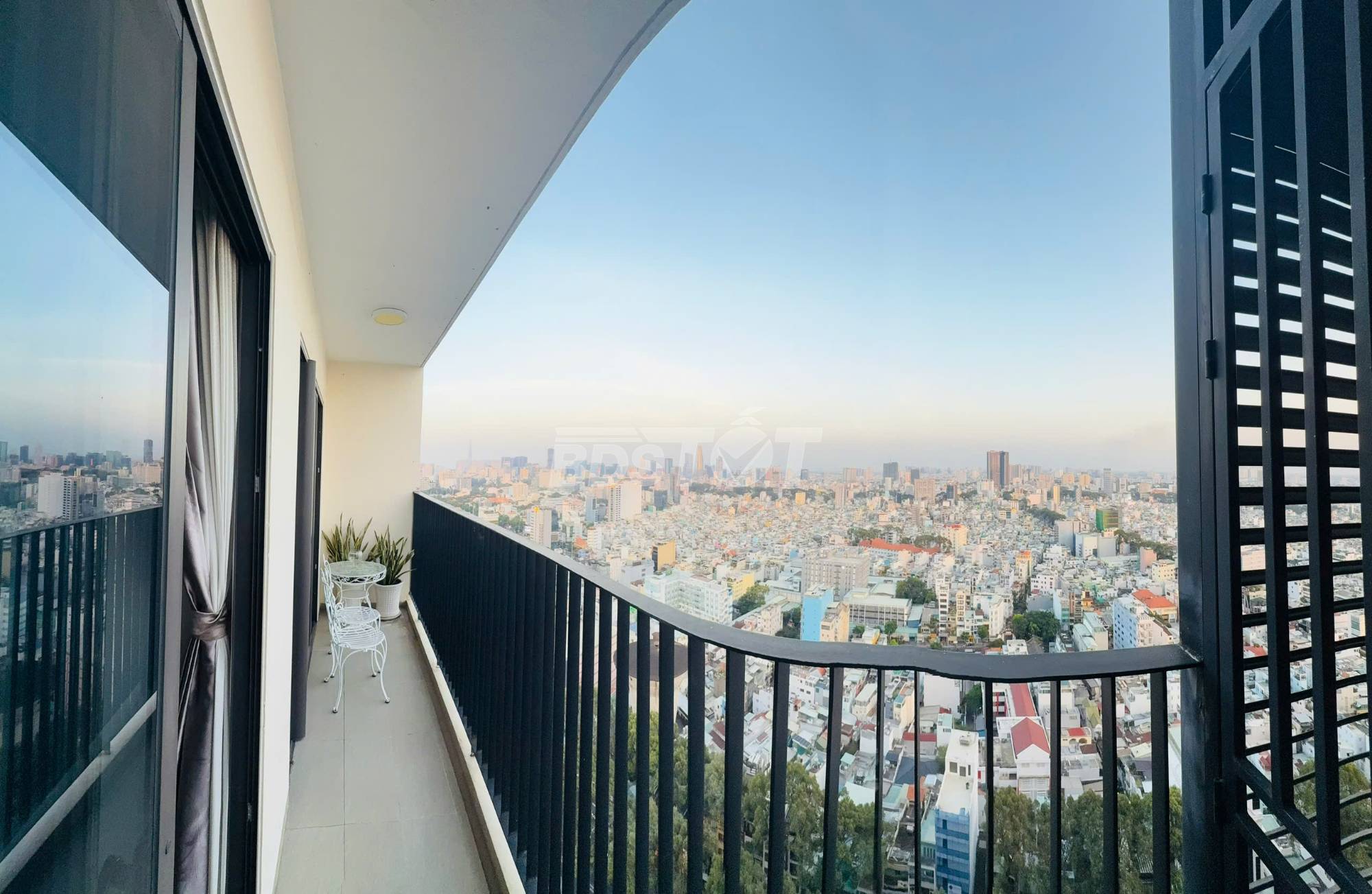 View thành phố từ căn hộ chung cư 2 phòng ngủ, 107m2, nội thất đầy đủ cho thuê tại Chung Cư Hà Đô Centrosa, Hà Đô Centrosa Garden